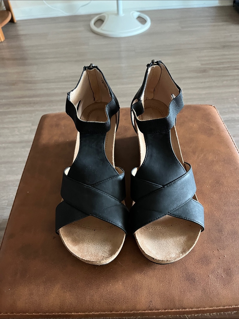 Adrienne Vittadini Black Crisscross T-Strap Wedge Sandals